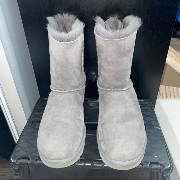 *SOLD* Ugg Bailey Bow Gray Boot Size 8 grey - Picture 5 of 8